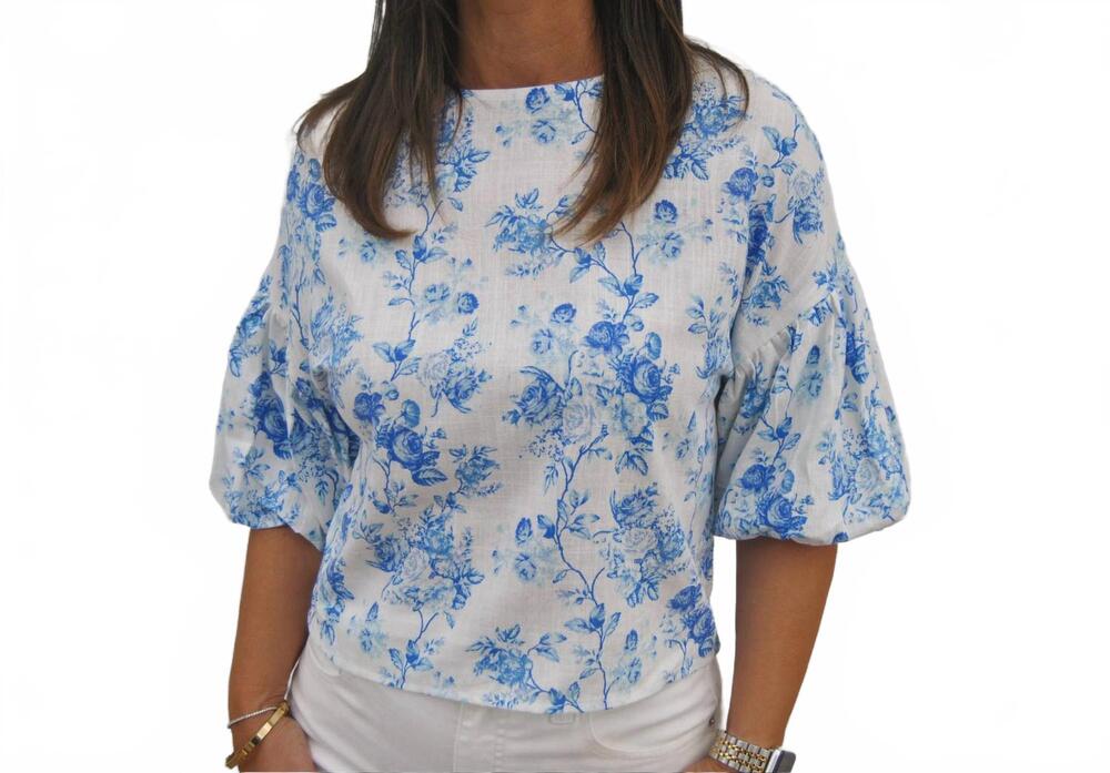 NEW AVARA floral puff sleeve top in blue